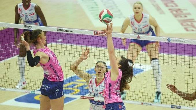 意甲决赛开门红！朱婷18分，科内利亚诺3-2险胜米兰